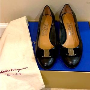 Ferragamo vara bow pump black made in Italy size 6